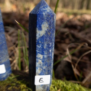 Naturligt lapis lazuli-torn, obelisk, reiki-laddning, meditationskristall, högkvalitativ naturlig punkt, blå dekoration E