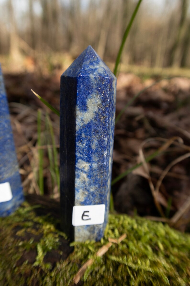 Naturligt lapis lazuli-torn, obelisk, reiki-laddning, meditationskristall, högkvalitativ naturlig punkt, blå dekoration E