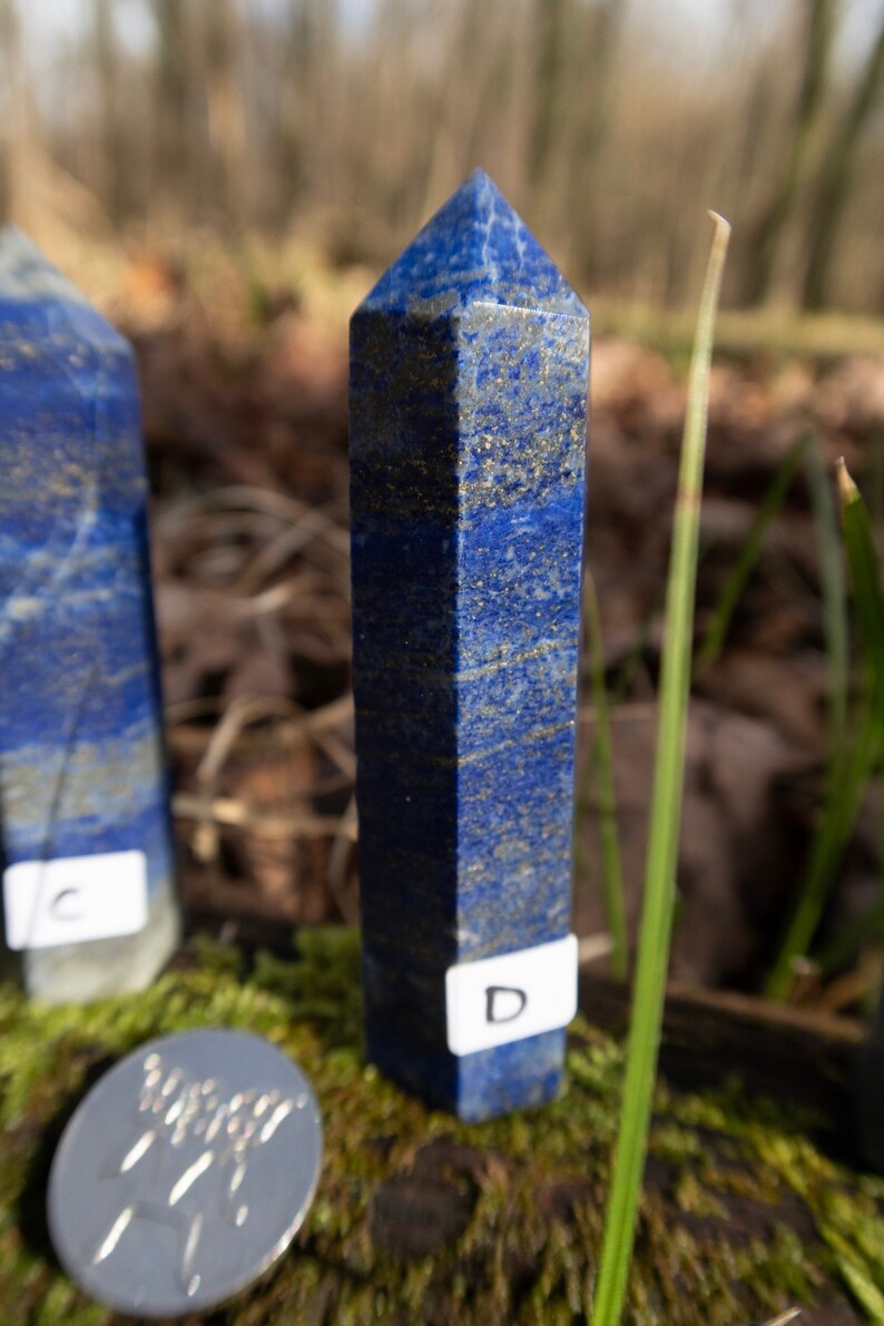 Naturligt lapis lazuli-torn, obelisk, reiki-laddning, meditationskristall, högkvalitativ naturlig punkt, blå dekoration D