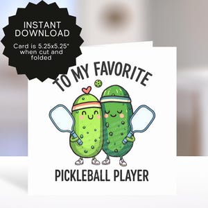 Op de afbeelding: Een witte kaart met een cartoon illustratie van twee lachende augurken met pickleball rackets. De tekst luidt "TO MY FAVORITE PICKLEBALL PLAYER." Een zwarte ster graphic zegt "INSTANT DOWNLOAD" en "Kaart is 13,34cm x 13,34cm wanneer gesneden en gevouwen."