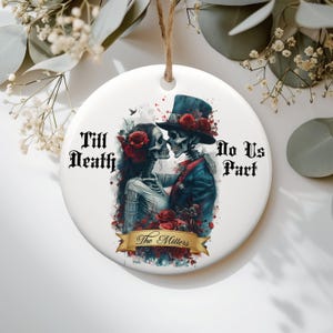 Adorno gótico de pareja casada con calaveras, adorno romántico de esqueletos, decoración gótica, regalo de boda del Día de Muertos, decoración de pareja de esqueletos de Halloween imagen 1