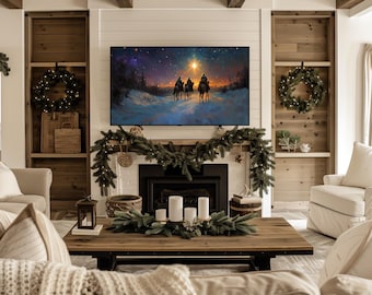 Op de afbeelding: Een gezellige woonkamer met een grote flatscreen-tv met een winters tafereel. De open haard is versierd met groen en kaarsen. Houten planken aan weerszijden bevatten kransen en decoratieve items. Een houten salontafel staat voor de open haard.