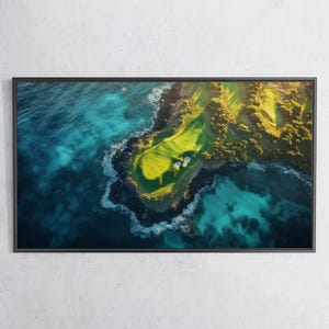 Puede incluir: Una vista aérea de un campo de golf en una pequeña isla rodeada de agua turquesa del océano. El césped verde del campo de golf es visible, junto con búnkeres de arena blanca y algunos árboles.