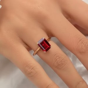 Anillo solitario de rubí creado en laboratorio con talla esmeralda, oro amarillo, estilo minimalista, joyería Art Déco, piedra natal de julio, regalo de aniversario para ella