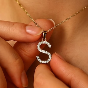 Collar con inicial pavé personalizado, delicado collar con letra dorada, pequeño collar con inicial dorada, joyería minimalista, collar de boda
