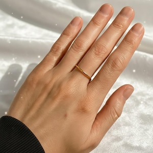 10Kソリッドゴールド1mm薄型結婚指輪/ミニマリストな女性用結婚指輪/上品でシンプルなプレーン1mmリング/薄型スタッキングリング（女性用）