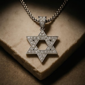 Collar de estrella de oro macizo de 14 quilates con dije de estrella de David y detalle de diamante. Joyería judía para Hanukkah.