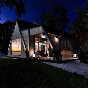 Pode incluir: Uma cabana moderna de forma triangular com uma grande janela, revestimento de madeira e uma moldura de metal preto. A cabana est&aacute; iluminada &agrave; noite e cercada por &aacute;rvores.