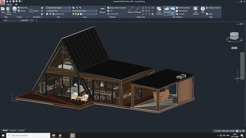 Puede incluir: Un modelo 3D de una casa de estructura A de color marr&oacute;n con un techo negro y una ventana grande. La casa tiene una terraza y un porche. El interior de la casa es visible, mostrando una sala de estar, una cocina y un dormitorio.
