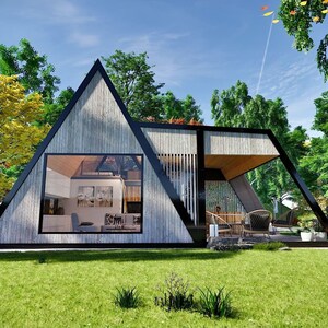 Pode incluir: Uma casa moderna de forma triangular com um exterior de madeira e grandes janelas. A casa &eacute; cercada por &aacute;rvores e um gramado.