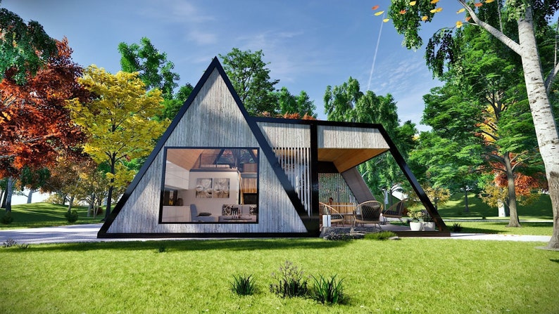 Pode incluir: Uma casa moderna de forma triangular com um exterior de madeira e grandes janelas. A casa &eacute; cercada por &aacute;rvores e um gramado.