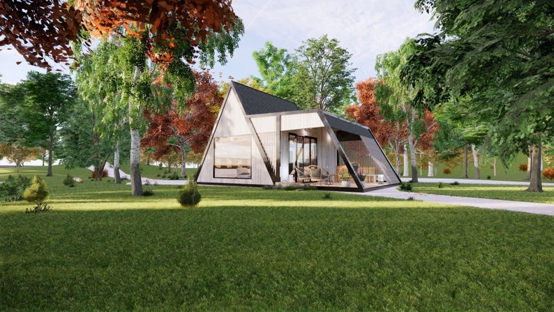 Pode incluir: Uma casa moderna de forma triangular com grandes janelas, cercada por &aacute;rvores e um gramado. A casa tem um exterior de madeira e um telhado preto.