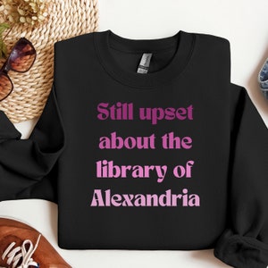 Still Upset about thelibrary of Alexandria lila Rundhals-Sweatshirt