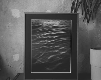 Hochwertig gerahmter Fine Art Kunstdruck in Schwarz-Weiß 40x50cm "Fließende Wellen"