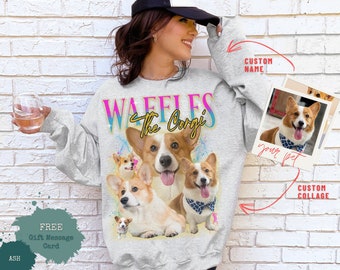 Może przedstawiać: Jasnoszara bluza z okrągłym dekoltem z nadrukiem graficznym przedstawiającym kilka psów rasy Corgi oraz napisem WAFFLES The Corgi w różowo-niebieskim gradiencie. Projekt zawiera kolaż zdjęć psów Corgi oraz miejsce na personalizację imienia.