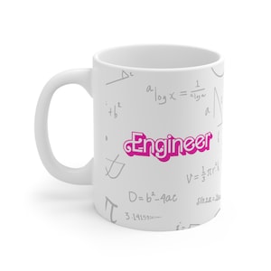 Peut inclure: Une tasse en céramique blanche avec le mot 'Engineer' en rose dans une police stylisée. La tasse est recouverte d'équations et de symboles mathématiques gris.