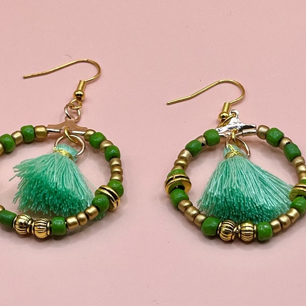 Créoles fantaisie en perles vertes et dorées avec pompon vert eau et breloques dorées
