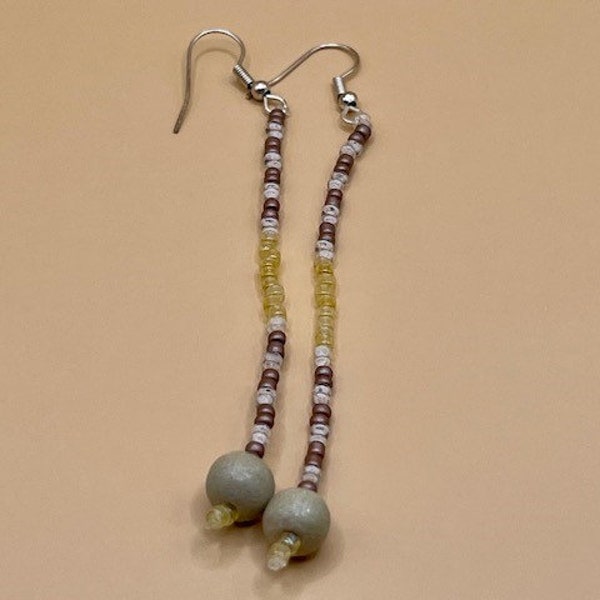 Boucles d'oreilles fantaisie longues en perles de rocaille, plastique et bois jaune, marron et blanc