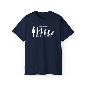 Può includere: Una t-shirt blu navy con una silhouette bianca di un uomo con i capelli biondi, seguita da una serie di figure che rappresentano l'evoluzione umana, con il testo "DEvolution" sopra le figure.