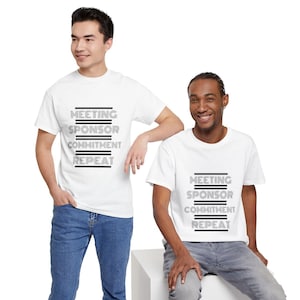 以下が含まれることがあります： 2人の人が、白のTシャツを着ています。Tシャツには「Meeting Sponsor Commitment Repeat」という文字が黒とグレーで印刷されています。文字はTシャツに縦に並んでいます。