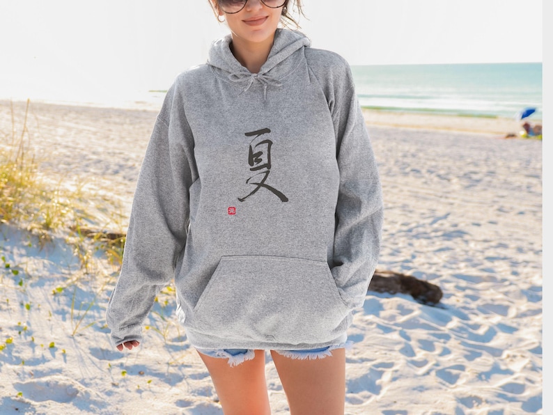 Sudadera con capucha de estilo urbano japonés para amantes del arte japonés, idea de regalo, camisa polar con caligrafía japonesa, regalo de cumpleaños festivo para él y ella Soft Grey-Hoodie