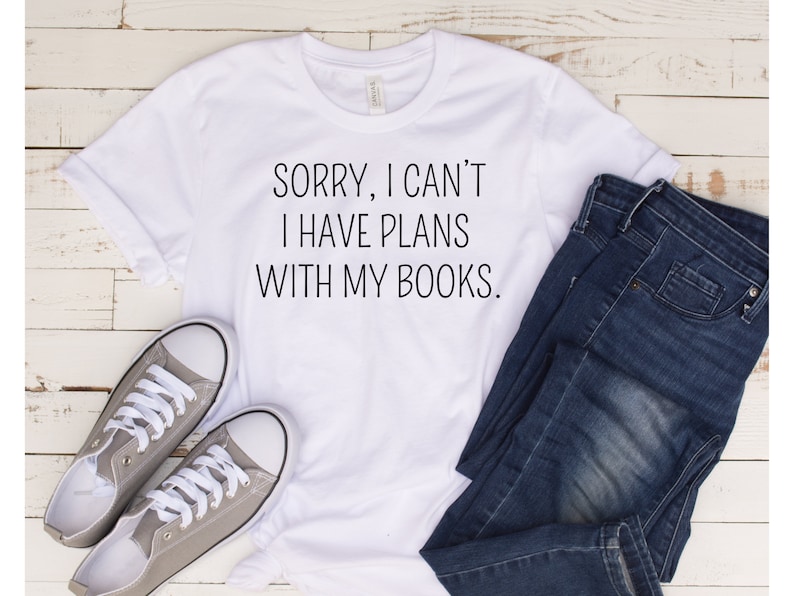 K&ouml;nnte beinhalten: Wei&szlig;es T-Shirt mit schwarzem Text, der lautet: "Sorry, I can't I have plans with my books."