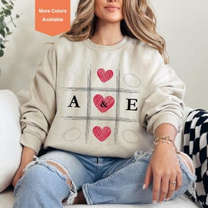 Custom Inicial Valentine Sweatshirt, XOXO Tic Tac Toe Valentines Shirts for Women, Love Heart Cute Pullover Women Shirt Gift For Her Wife