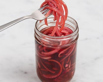 Einfach eingelegte rote Zwiebeln - Balsamico-Essig-Kühlschrank-Pickles von Olivia Dova