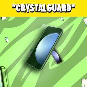 Op de afbeelding: Een transparante telefoonscherm beschermer met de tekst "CRYSTALGUARD" op een groene en witte achtergrond. De schermbeschermer ligt op een smartphone.