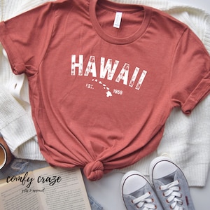 Camicia hawaiana, Camicia per le vacanze alle Hawaii, Camicia Hawaii, Camicia HI, Maglietta grafica Hawaii, Camicia dello stato delle Hawaii, Lo stato di Aloha, Regalo per lei