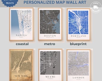 Puede incluir: Seis impresiones enmarcadas de mapas de ciudades, incluyendo Nápoles, Boston, Portland, Nueva York, Miami y Londres. Los estilos incluyen costero, metro, plano, vintage, urbano y clásico. El texto "3 FOR THE PRICE OF 2!! PERSONALIZED MAP WALL ART" está en la parte superior.