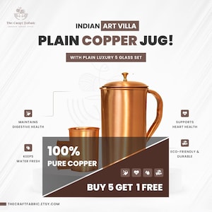 Może przedstawiać: Dzbanek miedziany i szklanka miedziana z tekstem "100% Czysty Miedź" i "Kup 5, otrzymaj 1 gratis". Dzbanek ma pokrywkę i uchwyt. Tekst "Indian Art Villa Prosty Dzbanek Miedziany!" znajduje się w górnej części obrazu. Tekst "Z Zestawem 5 Eleganckich Szklanek" znajduje się pod dzbankiem. Tekst "The Craft Fabric" znajduje się w lewym górnym rogu obrazu.