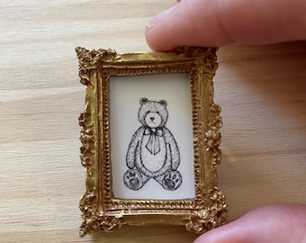 Ingelijste teddybeer miniatuur kunstprint: 1/12 poppenhuis muurdecoratie