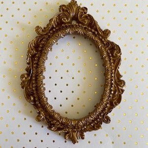 Hand-Painted Gold Oval Frame: Victorian Gallery Wall Decor