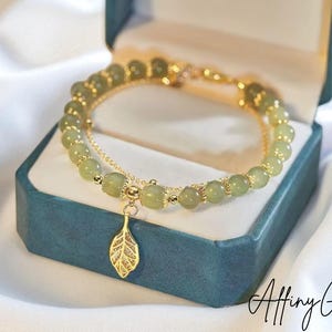 Grünes Jade Armband, goldfarbener Blatt Anhänger, Doppelte Kette