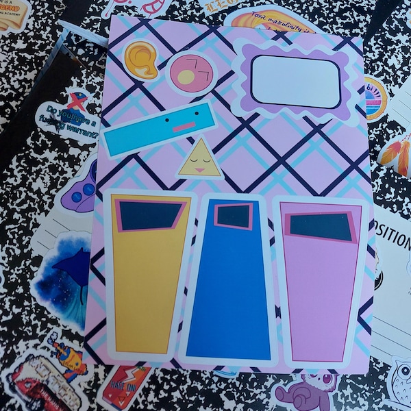 Op de afbeelding: Een vel papier met een roze en blauwe print met verschillende stickers erop. De stickers omvatten een roze en gele rechthoek met een zwarte omtrek, een blauwe rechthoek met een zwarte omtrek, een roze rechthoek met een zwarte omtrek, een blauwe rechthoek met een zwarte omtrek, een roze driehoek met een zwarte omtrek, een roze cirkel met een zwarte omtrek, een blauwe rechthoek met een zwarte omtrek, een roze rechthoek met een zwarte omtrek en een roze rechthoek met een zwarte omtrek.