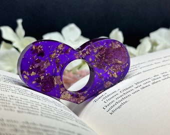 Beautiful heart-shaped page holder