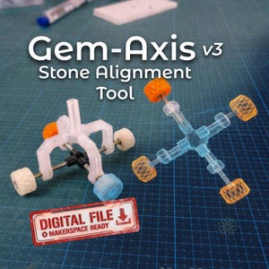Könnte beinhalten: Zwei Gem-Axis v3 Stone Alignment Tools werden gezeigt. Eines ist weiß mit orangefarbenen und cremefarbenen Akzenten, das andere ist ein blaues Drahtmodell mit orangefarbenen Akzenten. Das Bild enthält einen "DIGITAL FILE"-Aufkleber, der ein herunterladbares Produkt anzeigt.