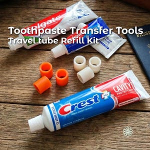 Peut inclure: Un kit de recharge pour tubes de voyage comprenant deux tubes de dentifrice, un tube Crest rouge et blanc et un tube Colgate rouge et blanc, avec deux petits anneaux en plastique orange et deux petits anneaux en plastique blanc pour le transfert.