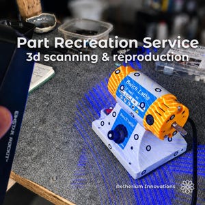 Puede incluir: Un torno de banco blanco y naranja sometido a escaneo 3d con patrones de luz láser azul. El dispositivo cuenta con una perilla de control, un interruptor de encendido y el texto Part Recreation Service 3d scanning & reproduction y Aetherium Innovations.