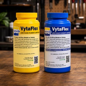 Peut inclure: Deux bouteilles en plastique de composé de caoutchouc uréthane VytaFlex, l'une avec un bouchon et une étiquette jaunes, l'autre avec un bouchon et une étiquette bleus. Elles portent le logo Smooth-On, des instructions de mélange et un QR code.