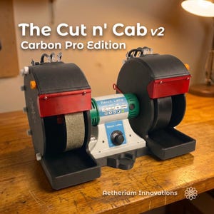 Puede incluir: Una amoladora de banco con el texto "The Cut n' Cab v2 Carbon Pro Edition". La máquina tiene una carcasa negra y roja, un motor verde y blanco y una muela plateada. La base es blanca con un dial azul.