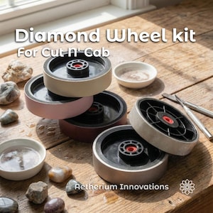 Puede incluir: Un kit de muelas diamantadas Diamond Wheel kit for Cut N' Cab de Aetherium Innovations con varias muelas circulares de centros negros y cubos rojos, junto a cuencos blancos y herramientas metálicas sobre una superficie de madera con piedras.