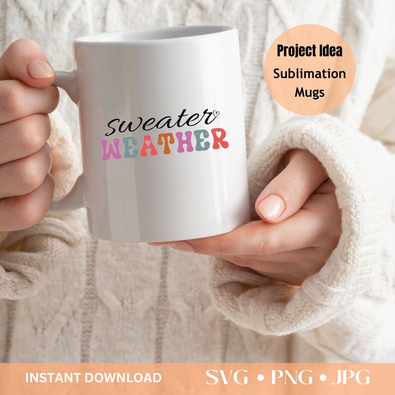 Pu&ograve; includere: Tazza in ceramica bianca con la scritta "Sweater Weather" in un font retr&ograve; colorato. L'immagine include anche il testo "Project Idea Sublimation Mugs" e "Instant Download".