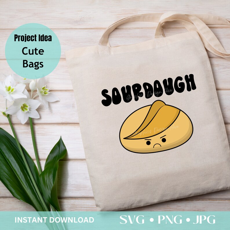 Pode incluir: Uma sacola bege com a palavra "SOURDOUGH" em letras pretas e em negrito. Abaixo, uma ilustra&ccedil;&atilde;o de desenho animado de um p&atilde;o de massa madre com uma cara zangada. O texto "Project Idea Cute Bags" est&aacute; em um c&iacute;rculo azul claro.