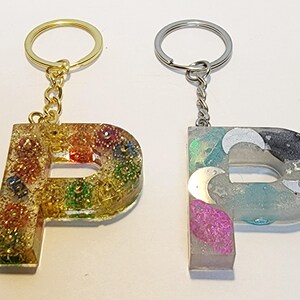 Chaveiro com letra P de glitter de resina - 1 1/2 x 1 1/2 polegada com tema de gema dourada e galáxia espacial