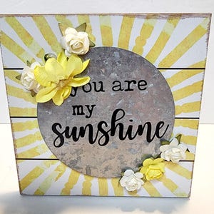 You Are My Sunshine - Cuadro de pie con decoración de metal, diseño de sol y flores blancas y amarillas - 4 3/4 x 4 3/4 pulgadas