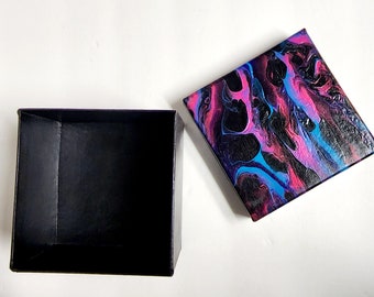 Einzigartiges handbemaltes rosa blaues Acryl auf schwarzer Box