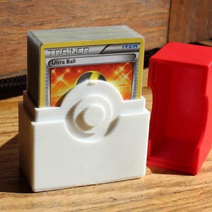 Pokémon Deck Box met Pokéball Ontwerp – Geschikt voor 60 Kaarten met Sleeve | Unieke Kaartbescherming voor Verzamelaars & TCG - Multicolor
