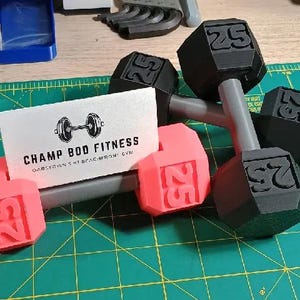 Porta biglietti da visita con manubri – Accessorio sportivo unico per l'ufficio o lo studio, regalo ideale per professionisti del fitness e personal trainer!